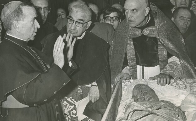 El arzobispo Casimiro Morcillo (izq.), en 1969 ante los restos incorruptos de San Isidro, que vivió en el siglo XII. /R.C.