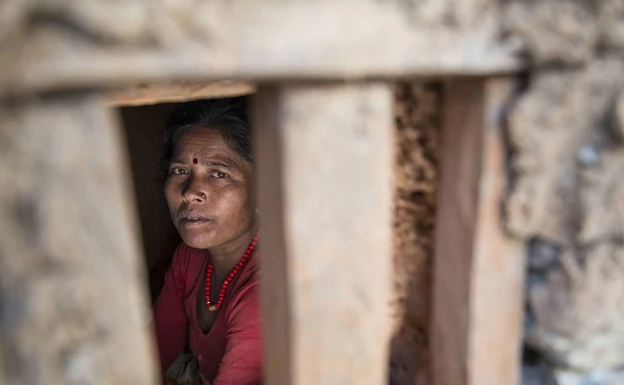 Una mujer nepalí es apartada del poblado y confinada en minúsculas cabañas por estar con la regla./Zigor Aldama