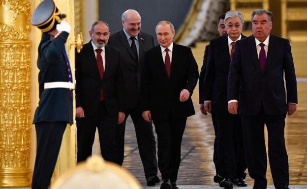 El primer ministro de Armenia y los presidentes de Bielorrusia, Kirguistán, Kazajistán y Tayikistán junto al mandatario ruso, Vladímir Putin. 