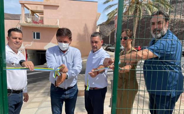 El alcalde Pedro Armas corta la cinta del segundo parque canino de Morro Jable. /C7