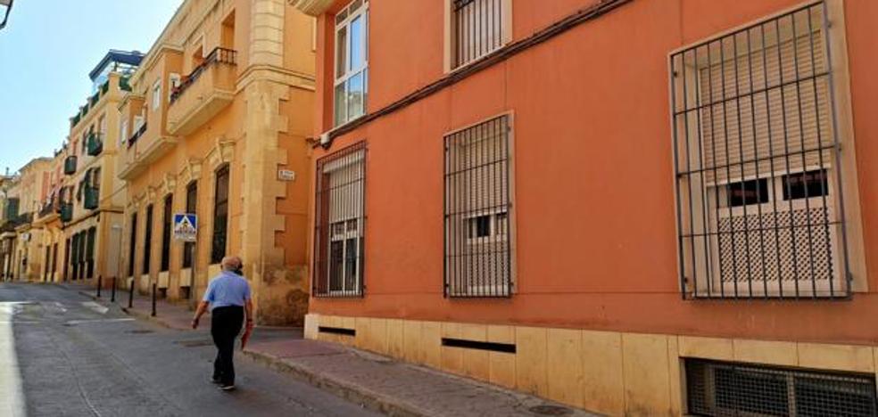 They investigate the murder of a woman at the hands of her son in Almería