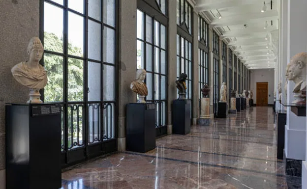 La renovada galería jónica del Prado, que acoge 56 esculturas de las más de mil que atesora el museo. /R.C.