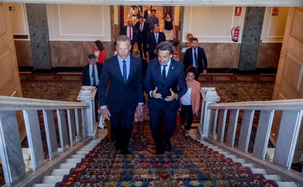 El presidente del Senado, Ander Gil, junto al presidente del Parlamento canario, Gustavo Matos. /ACFI