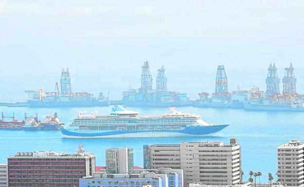 Los cruceros y el tráfico de pasaje interinsular se disparan en los puertos