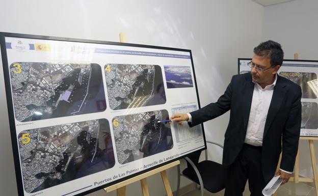 Luis Ibarra, presidente de la Autoridad Portuaria, presentando en 2015 detalles de mejoras en Arrecife. /CARRASCO
