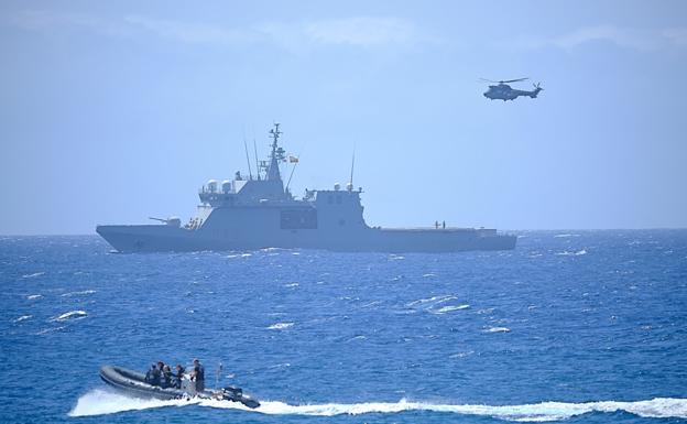 El Buque de Acción Marítima (BAM) 'Rayo' cuando el helicóptero evacuó a los heridos. /javier melián / acfi press