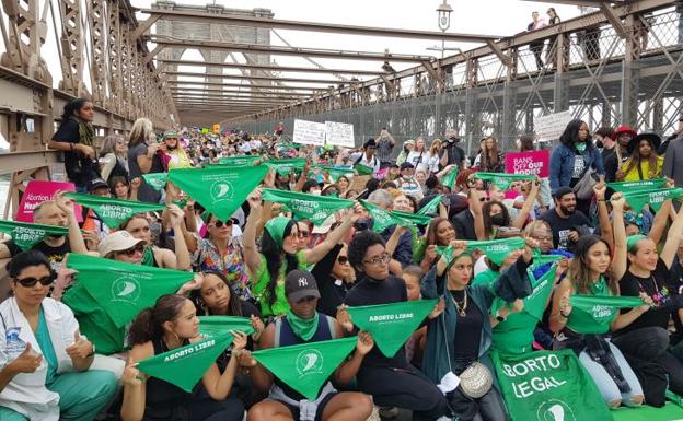 Cientos de mujeres se manifiestan hoy en el puente de Brooklyn en defensa del aborto libre, en Nueva York (EE.UU).