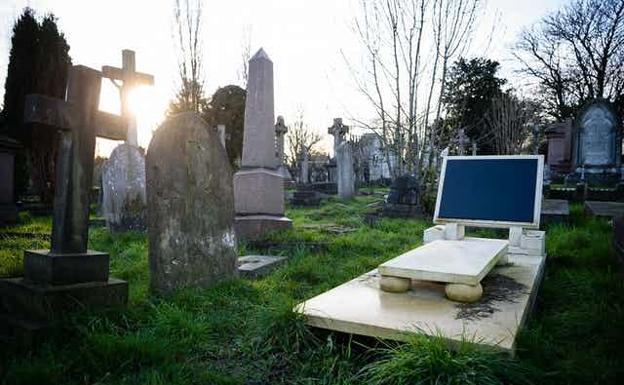 Una tumba sin marcar con una lápida que se asemeja a una pantalla de ordenador, apodada «iGrave», se ve en el noroeste de Londres./Leon Neal/AFP