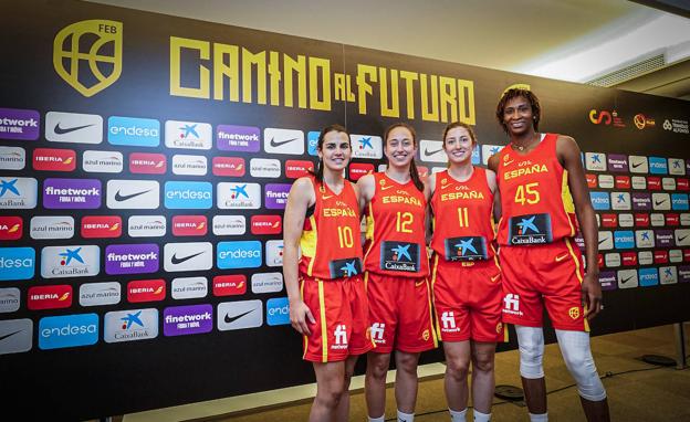 From left to right: Leticia Romero, Maite Cazorla, Leonor Rodríguez and Astou Ndour pose for Canarias7. 