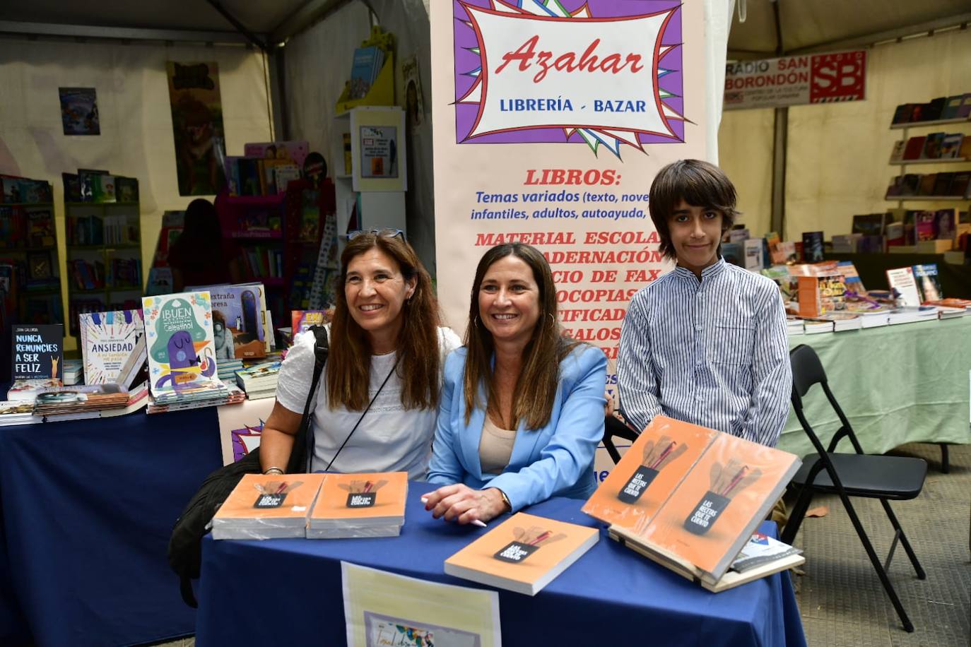 Decenas de amantes de la lectura hacen cola en la Feria del Libro