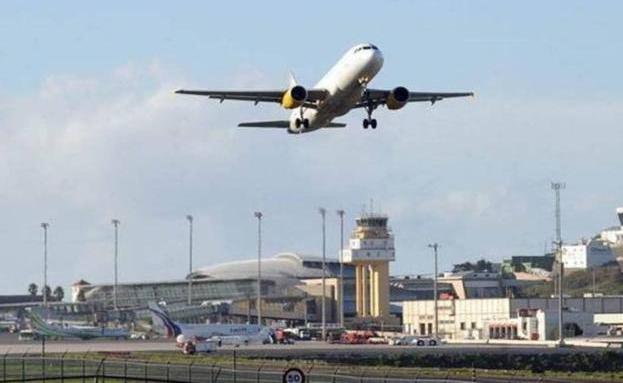 Las patronales turísticas y UGT advierten de que la tasa verde en las conexiones aéreas con Canarias provocará un enorme drama social