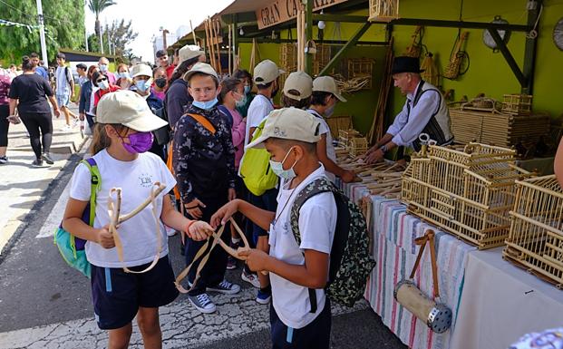 Niños con tirapiedras en la Feria Insular de Artesanía. 