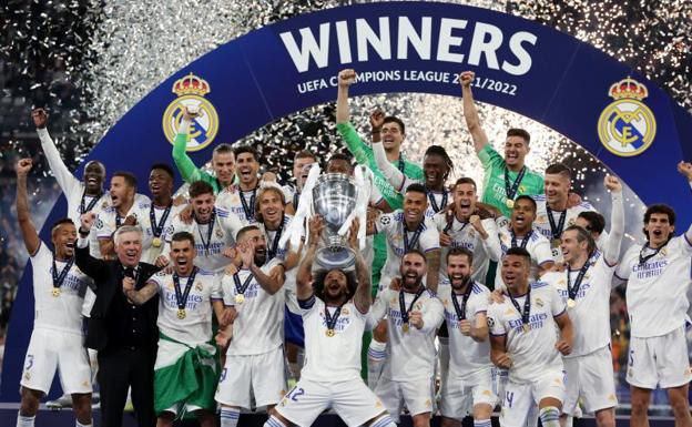 Marcelo, capitán del Real Madrid, levanta la Champions y lo celebra con sus compañeros./reuters