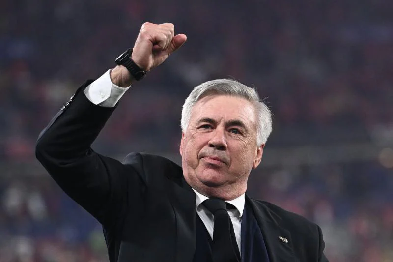 Carlo Ancelotti levanta el puño para celebrar una nueva Champions en su palmarés.