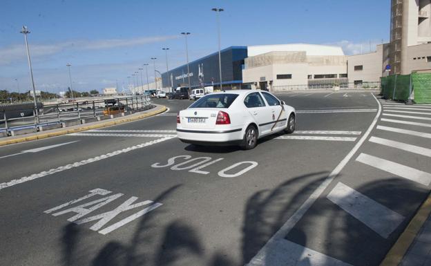 Un taxi de la capital grancanaria entra en el aeropuerto de Gran Canaria, en una imagen de archivo. 