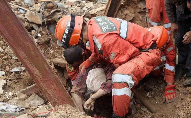 Bomberos chinos actuando en un terremoto anterior.