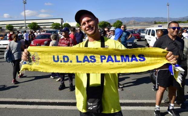 A UD Las Palmas fan shows off his team's scarf. 