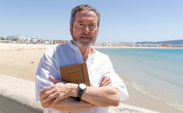 Juan José Benítez, con su inseparable cuaderno de campo en la playa de Barbate (Cádiz)./Carlos Ruiz B. K.