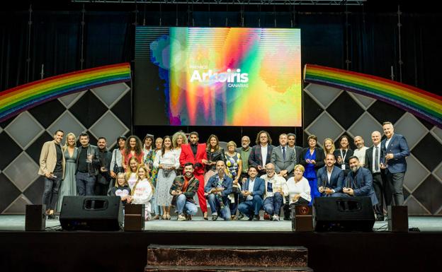 Foto de familia de las personas, entidades y empresas que recibieron los premios. 