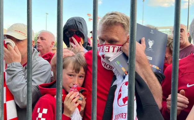 'Reds' fans unable to enter the Stade de France final. 