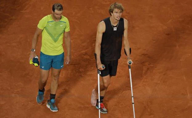 Rafa Nadal with the injured Alexander Zverev. 