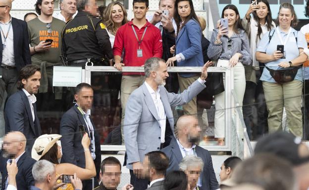 Felipe VI, en la Caja Mágica de Madrid el pasado mayo en el partido de tenis entre Nadal y Alcaraz, rodeado de guardaespaldas.