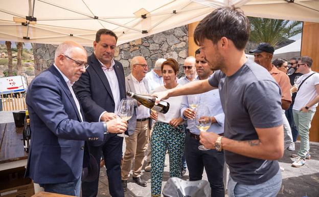Imagen del acto, con David Silva degustando uno de sus vinos. /Rafael Falcón
