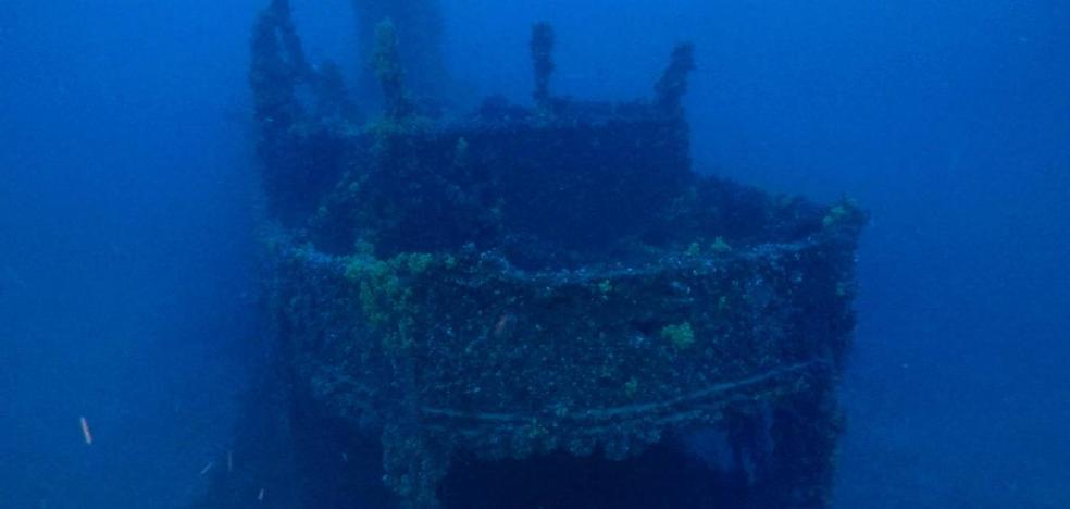 They find a Canarian ship sunk by a torpedo in World War II