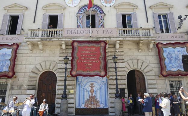 Fachada de la Embajada de España ante la Santa Sede, engalanada con reproducciones de tapices del Barroco./EFE