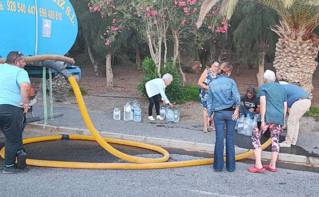 Vecinos acopiando agua en garrafas cuando el Ayuntamiento de Pájara puso cubas. 