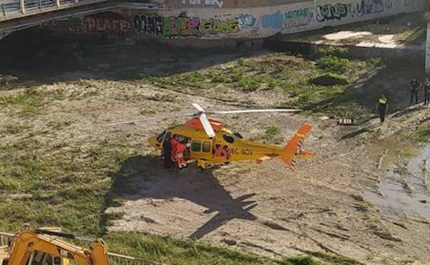 The helicopter that was transporting the little boy landed in the Guadalmedina river.