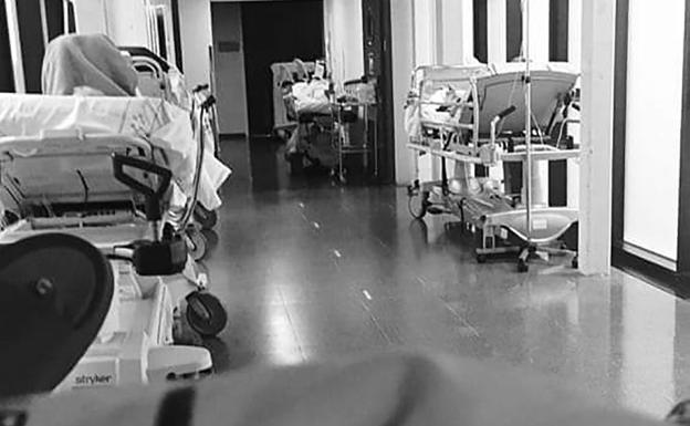 A patient released last Wednesday a photo of the ER corridor taken from a stretcher. 