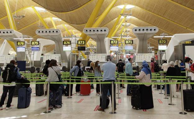 Viajeros en el control de embarque del aeropuerto de Madrid-Barajas.
