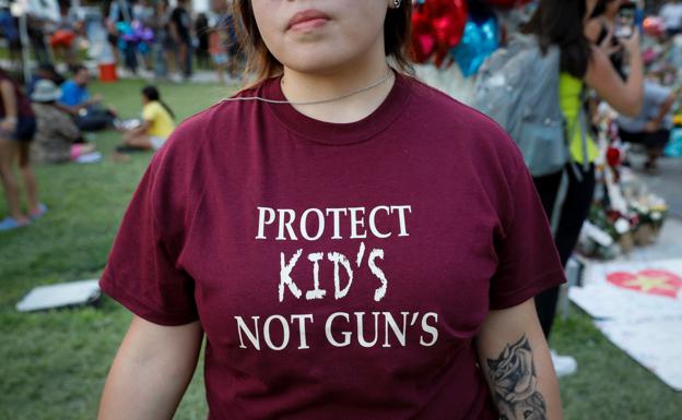 Imagen de una joven con una camiseta en la que se lee 'Potege a los niños. No a las armas' tras la matanza en la escuela de Uvalde (Texas). 
