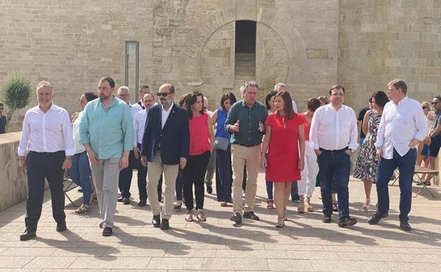 El presidente Torres (izq.) junto a los otros líderes autonómicos del PSOE, que respaldaron hoy a Espadas. /C7