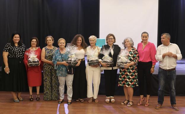 La concejala de Servicios Sociales, Leticia Cabrera, y Lola García, vicepresidenta del Cabildo, con las diez mujeres homenajeadas. 