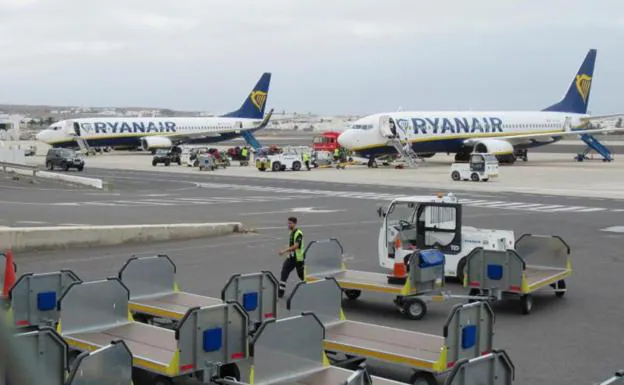 Ryanair is considering reopening this year the bases it had in the Canary Islands and which it closed in 2020 in order to increase its traffic. 