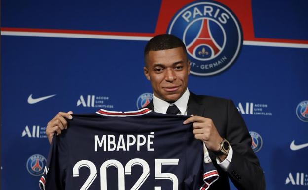 Kylian Mbappé, PSG franchise player after rejecting Real Madrid and renewing until 2025. 