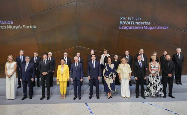 Authorities, representatives of the BBVA Foundation and the CSIC, and the winners, at the entrance to the Frontiers of Knowledge Awards ceremony.