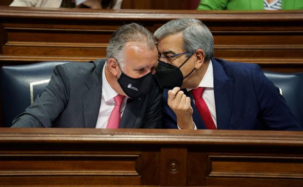 Imagen de archivo de Ángel Víctor Torres (i) y Román Rodríguez en un pleno del Parlamento canario./ EFE