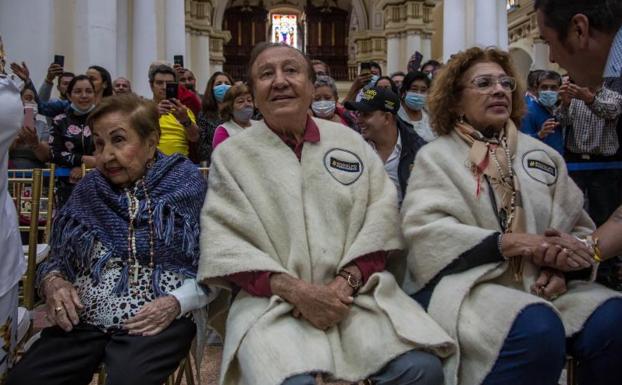 Hernández participó este viernes en un acto religioso acompañado de su madre y su esposa.