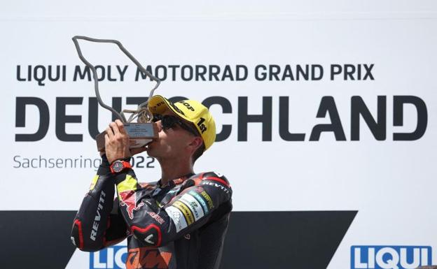 Augusto Fernández celebrates his victory at the Sachsenring.
