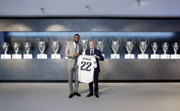 Antonio Rüdiger poses with his new shirt together with Florentino Pérez. 