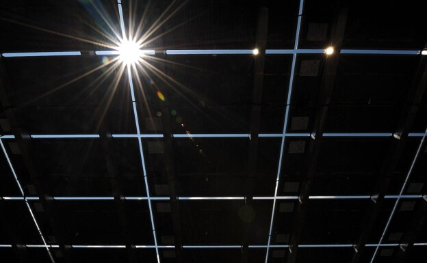 Paneles solares alimentan el sistema eléctrico del Aeropuerto de Pensylvania. /AFP