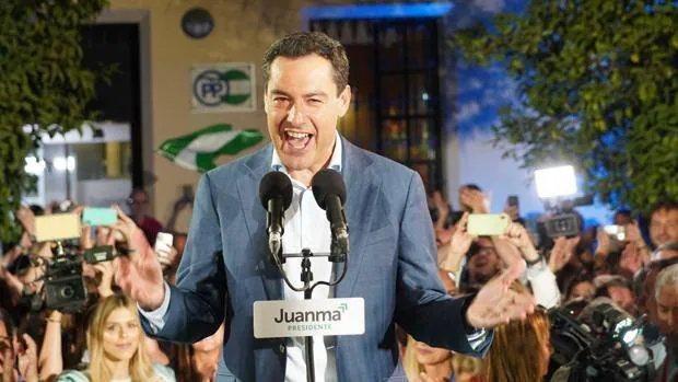 The elected president of Andalusia, Juanma Moreno, celebrating the victory. 