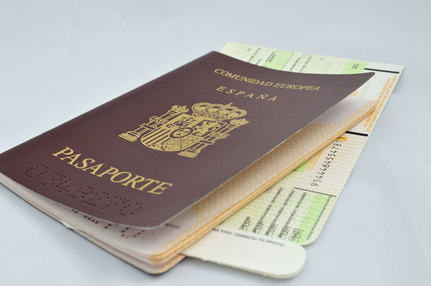 Pasaporte español y una tarjeta de embarque.