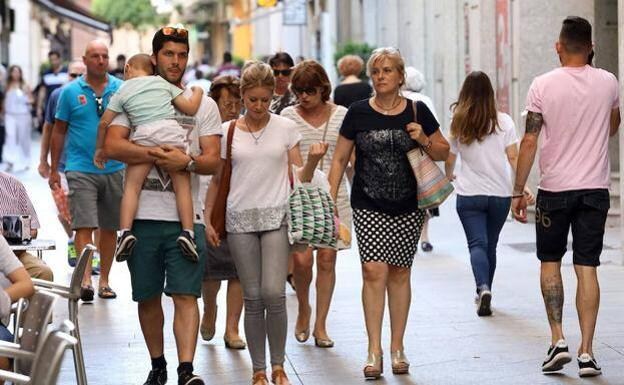 Viandantes caminan por una calle de Murcia. /R. C.