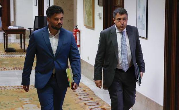 Gabriel Rufián y Aitor Esteban acuden a la Junta de Portavoces del Congreso este martes./EFE