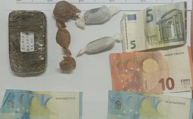 Imagen de la droga y el dinero incautado a uno de los detenidos. 
