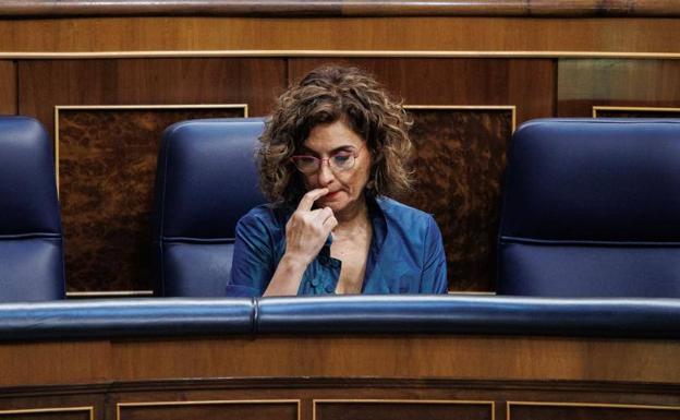 La ministra de Hacienda, María Jesús Montero, en el pleno del Congreso. /EP